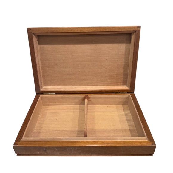 Vintage Cedar Wooden Cigar Box – Hinged Lid, Divider, Solid Wood Storage - Picture 4 of 4
